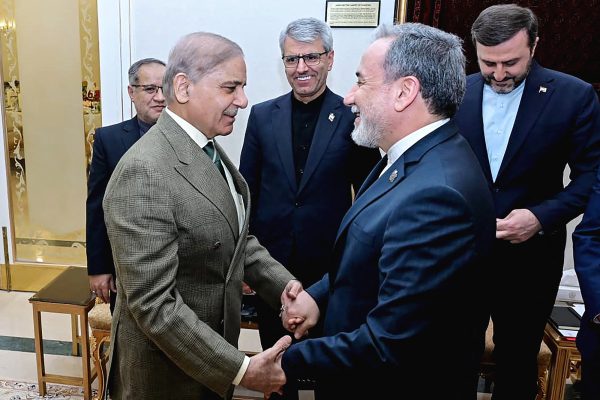 Pakistans Premier Shebaz Sharif und Irans Außenminister Abbas Araghtschi begrüßen sich