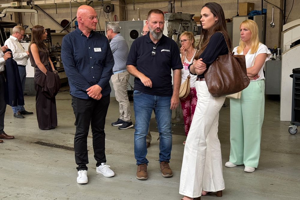 Ministerin Eleonore Simonet mit Mitarbeitern bei Feka in St. Vith