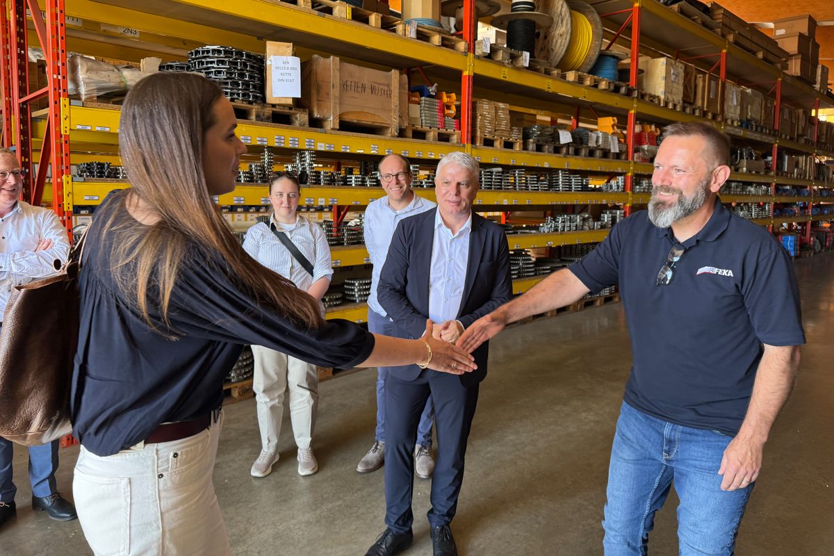Handschlag zur Begrüßung beim Besuch von Ministerin Eleonore Simonet bei Feka in St. Vith
