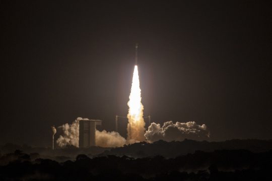 Die Vega-C-Rakete beim Start in Französisch-Guyana