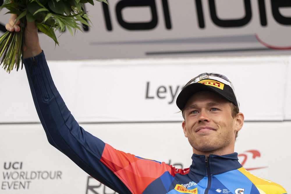 Jakob Söderqvist steht auf einem Siegerpodest und winkt mit einem Blumenstrauß
