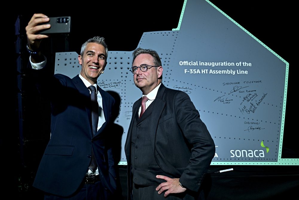 Sonaca-CEO Yves Delatte und Premierminister Bart De Wever bei der Einweihung der neuen Produktionslinie