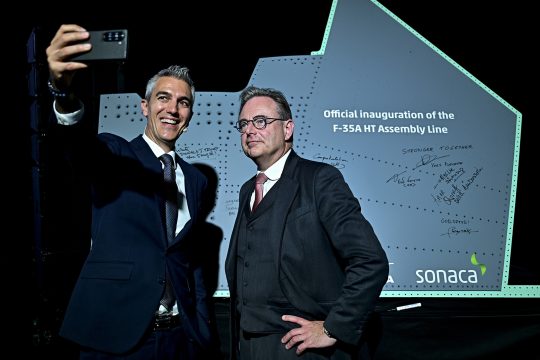 Sonaca-CEO Yves Delatte und Premierminister Bart De Wever bei der Einweihung der neuen Produktionslinie