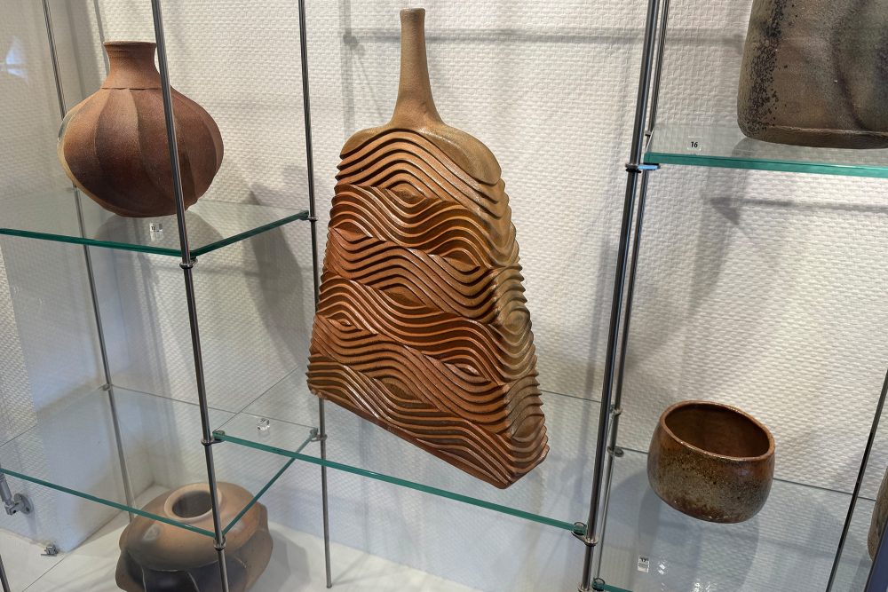 Exponate der Sonderausstellung "Kerbschnitt und Feuerfarben" im Töpfereimuseum Raeren