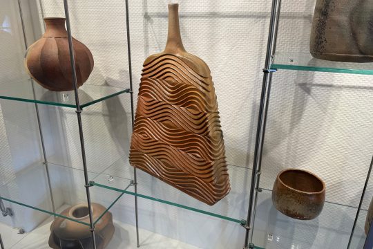 Exponate der Sonderausstellung "Kerbschnitt und Feuerfarben" im Töpfereimuseum Raeren