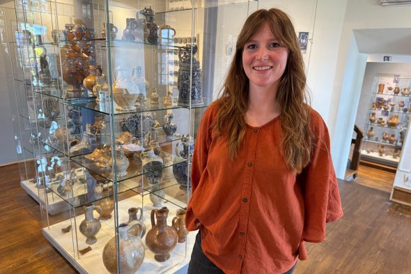 Lynn Schoonbrodt, stellvertretende Leiterin des Töpfereimuseums Raeren