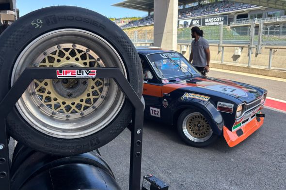 Der Ford Escort RS 1600 1972 und Reifen vor der Box von LifeLive