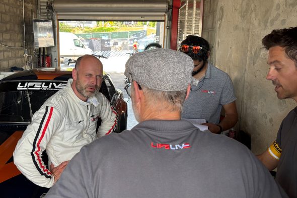 Debriefing nach dem Qualifying: Raphaël de Borman und das Team von LifeLive