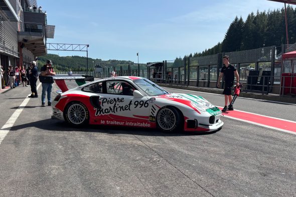 Der Porsche 996 Bi-Turbo GT2 R fährt aus der Box