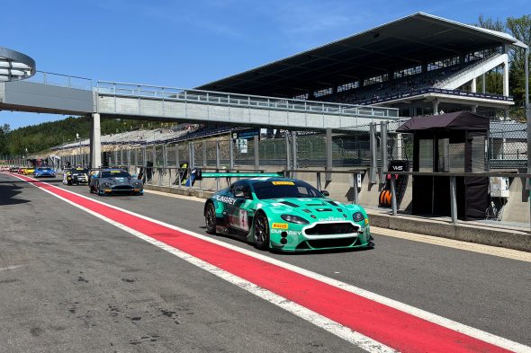 Guillaume Dumarey im Aston Martin V12 Vantage