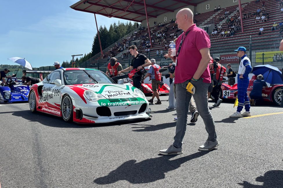 Der Porsche 996 Bi-Turbo GT2 R von Teamchef Christian Schumacher (vorne) in der Startaufstellung beim ersten Rennen in Spa-Francorchamps