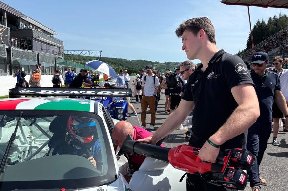 Markus Palttala und Christian Schumacher bei letzten Absprachen vor dem Start, rechts sieht man Alex Pleimes von AP Historic Racing