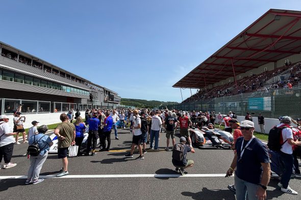 Menschen beim "Grid Walk"