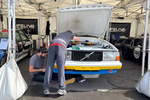 Mechaniker arbeiten am Volvo 240 Turbo