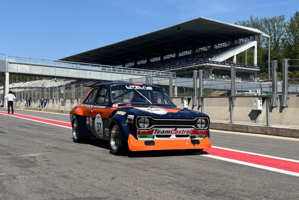 Der Ford Escort RS 1600 1972 fährt die Boxengasse herunter