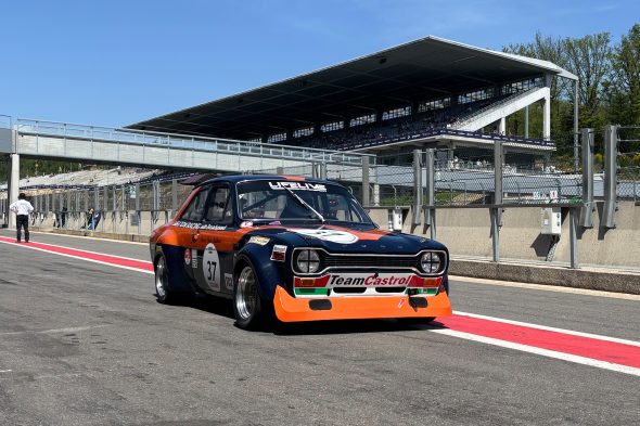 Der Ford Escort RS 1600 1972 fährt die Boxengasse herunter