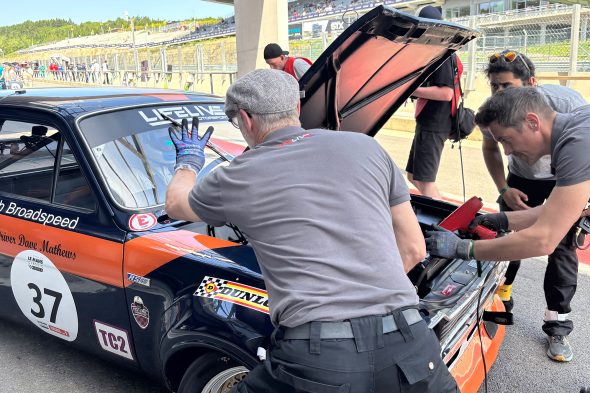 Der Ford Escort RS 1600 1972 mit den Mechanikern von LifeLive