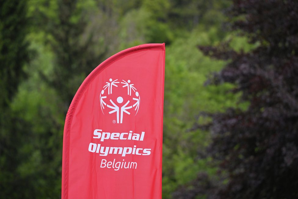 Roter Aufsteller mit dem Logo der Special Olympics Belgium