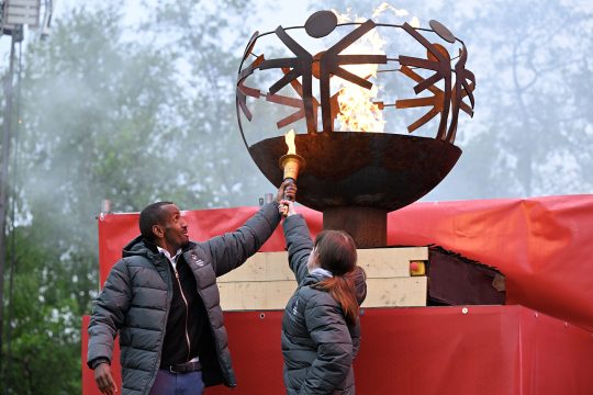 Das Olympische Feuer wird entzündet