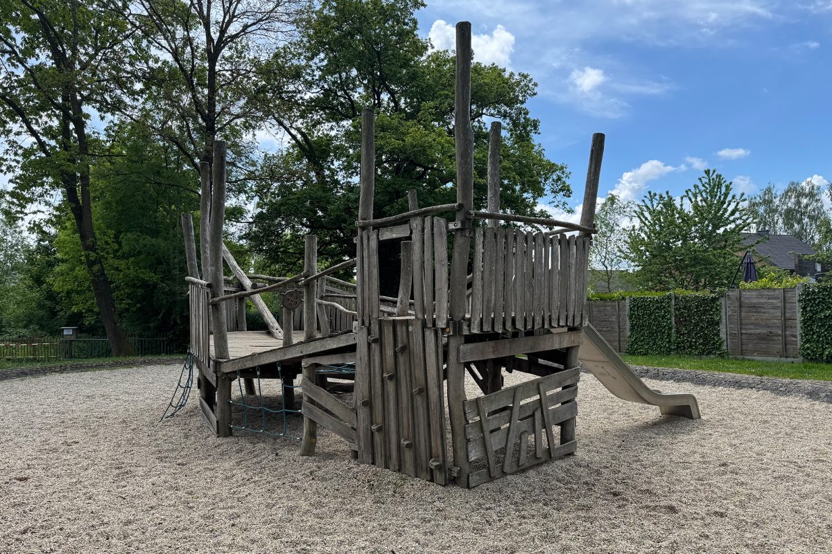 Piratenschiff auf dem Spielplatz in Kettenis