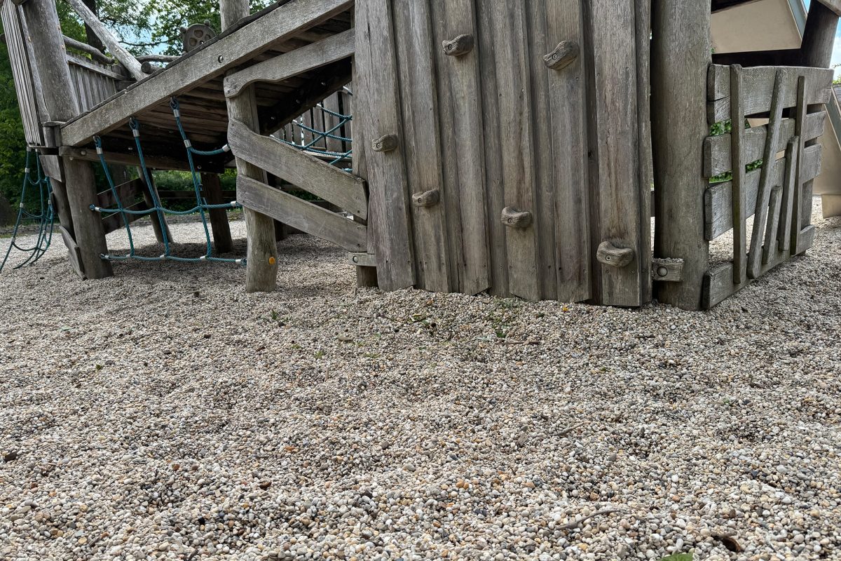 Beigefarbener Kies rund ums Piratenschiff auf dem Spielplatz in Kettenis