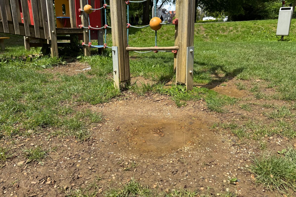 Pfütze unter einem Spielgerät auf dem Spielplatz Klinkeshöfchen