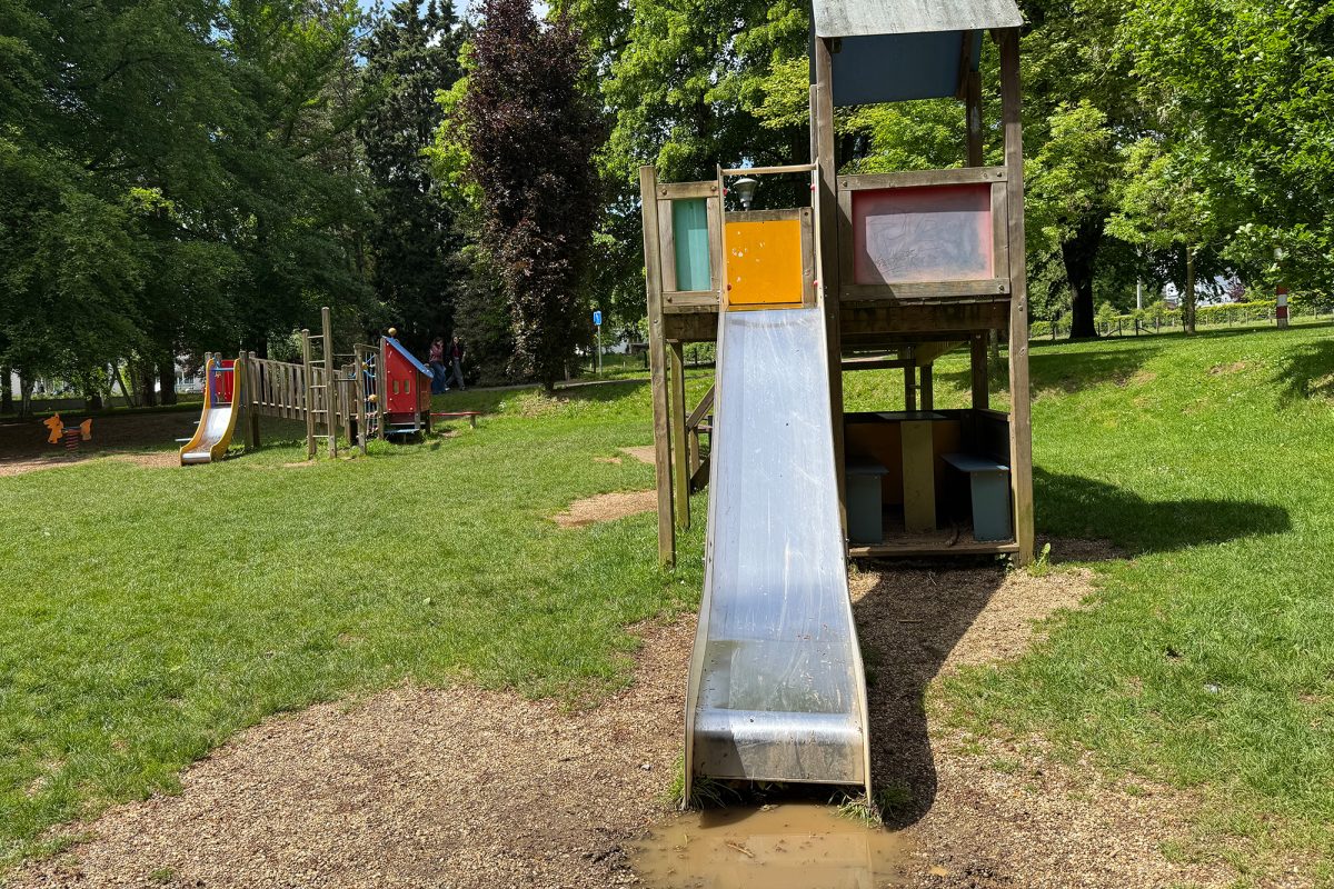 Rutsche, am Boden eine Pfütze