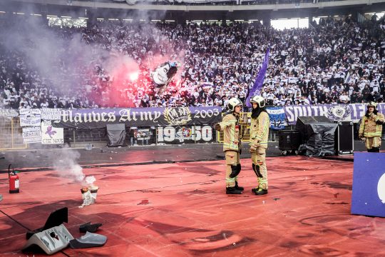 Begegnung Union Saint-Gilloise - Anderlecht: Feuerwehrleuter räumen Schäden auf