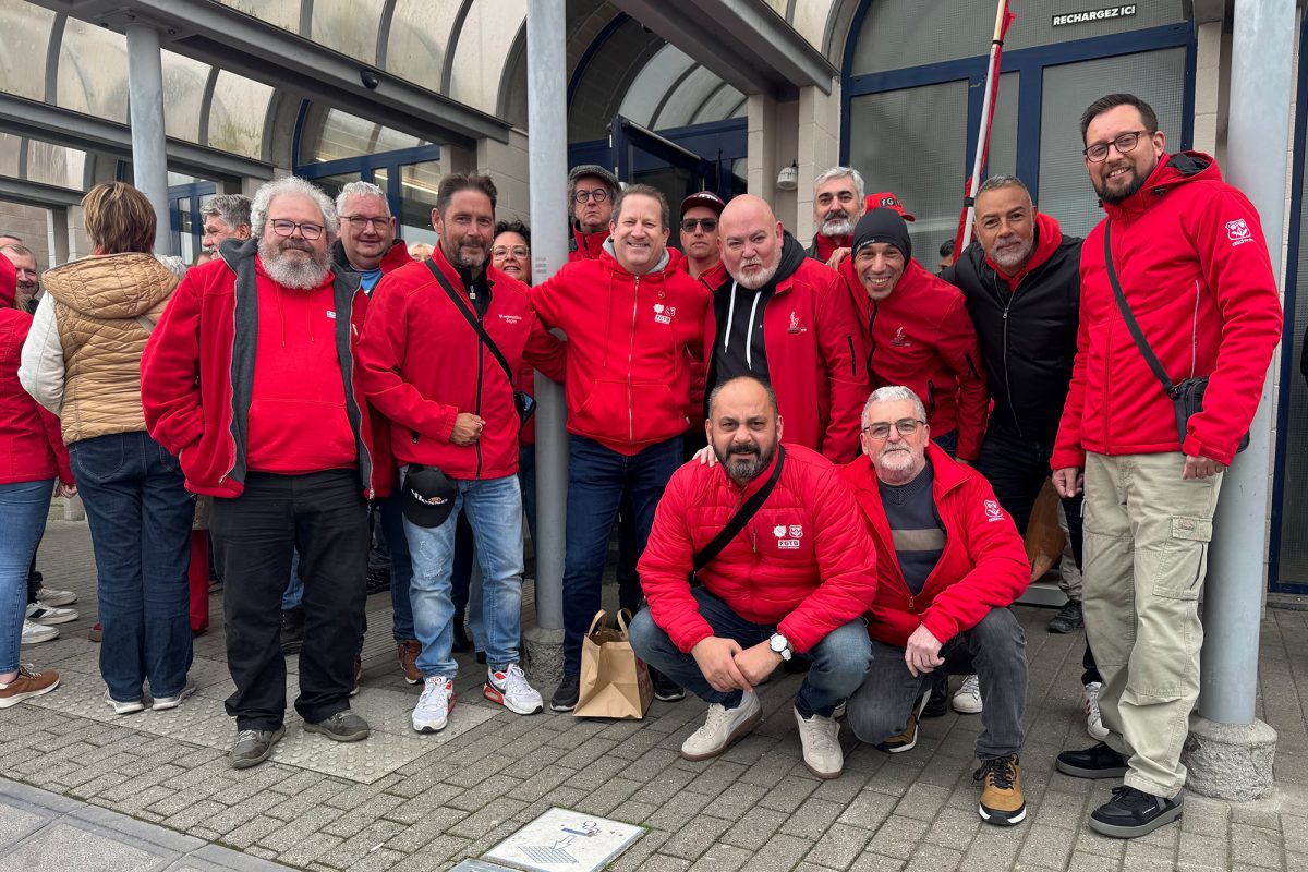 Mitglieder der FGTB am Bahnhof von Welkenraedt vor ihrer Abfahrt nach Brüssel