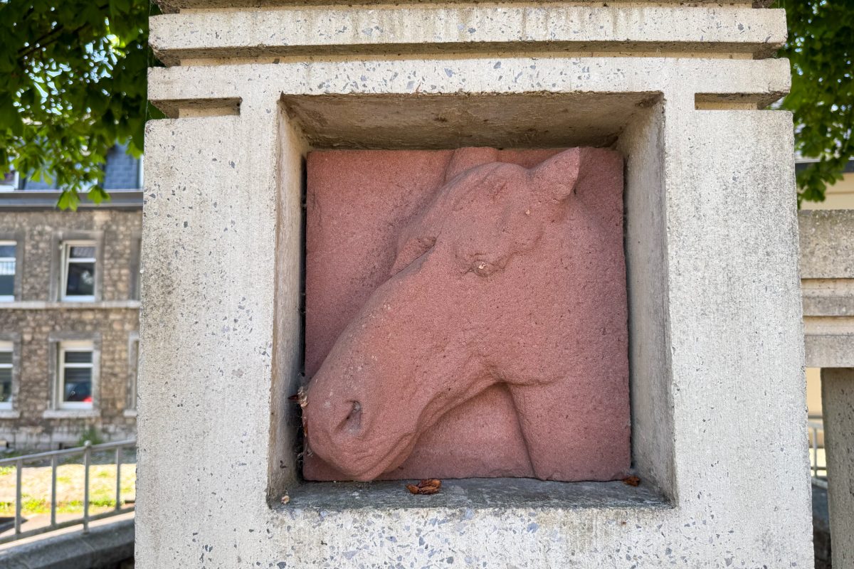 Detailansicht der Pferdetränke in Eupen mit einer Pferde-Skulptur