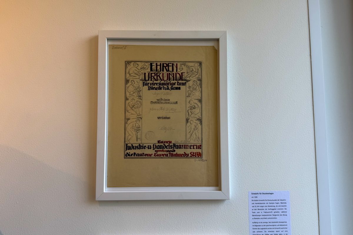 Ehrenurkunde hängt gerahmt an der Wand
