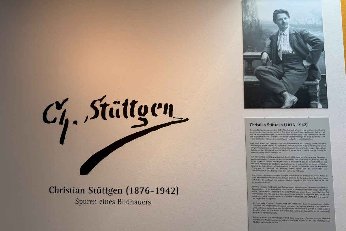 Infotafel zu Christian Stüttgen, mit einem Porträtfoto des Künstlers