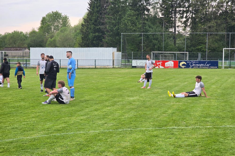 Enttäuschte St. Vither Spieler sitzen auf dem Boden