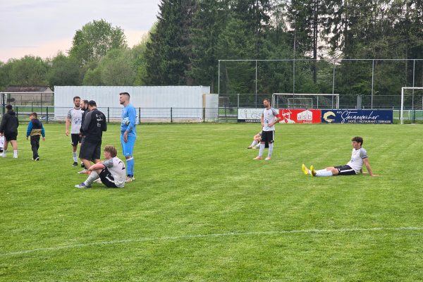 Enttäuschte St. Vither Spieler sitzen auf dem Boden
