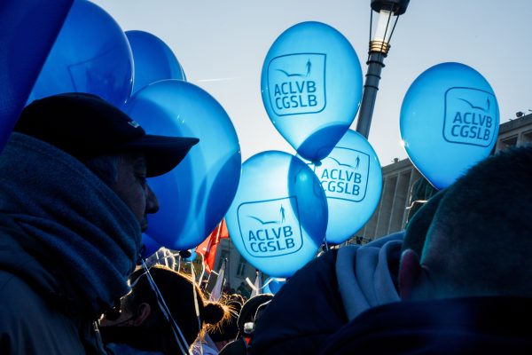 Blaue Luftballons mit dem Schriftzug ACLVB-CGSLB bei einer Demonstration