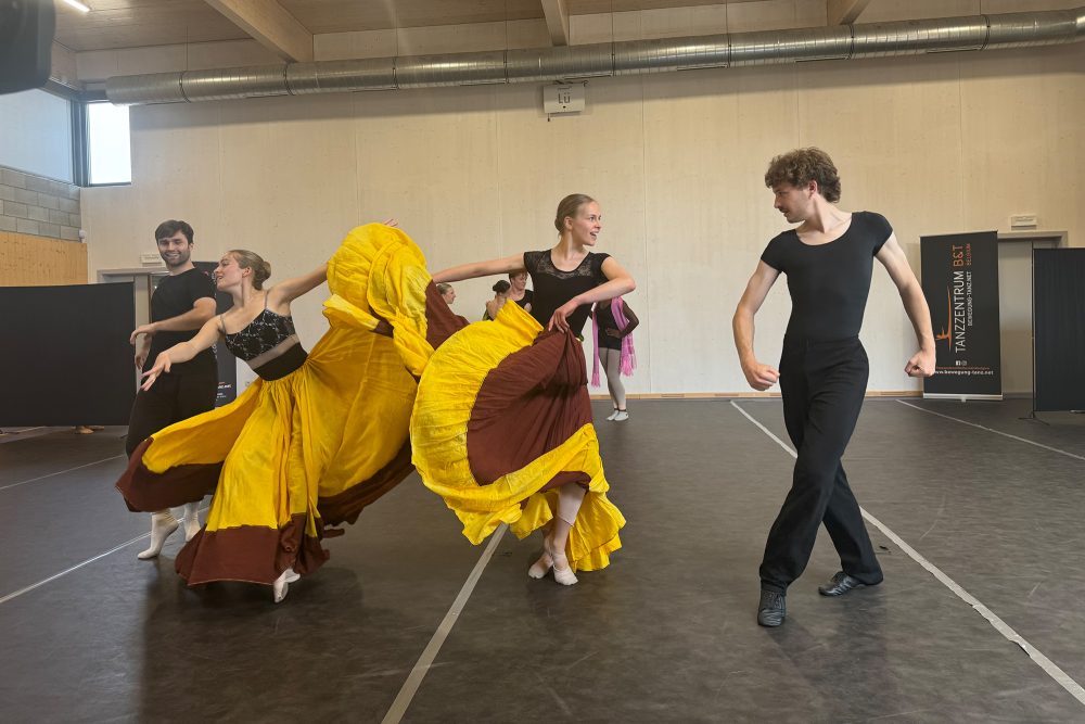 Tänzer und Tänzerinnen bei einer Probe zum Ballett "Frida Kahlo"