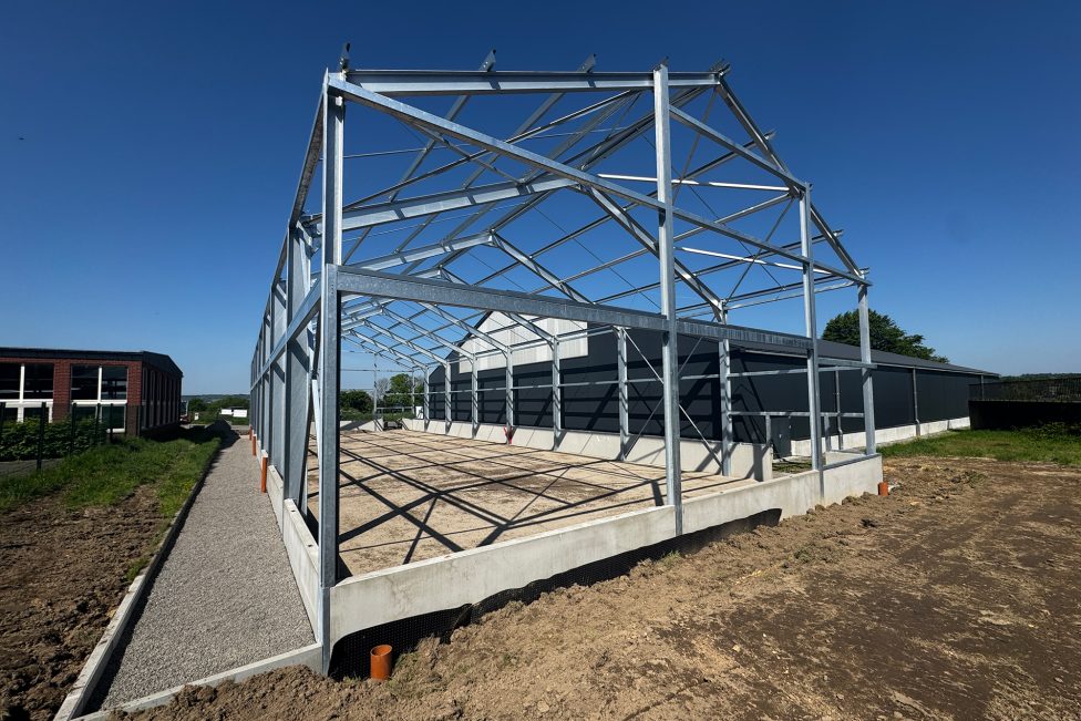 Das Stahlgerüst der neuen Padelhalle steht bereits