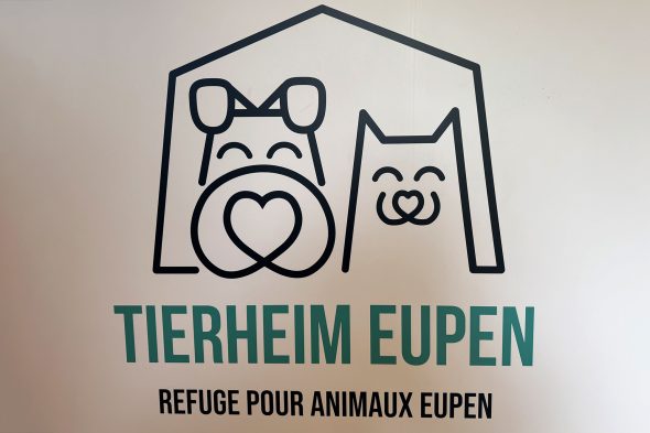 Logo des Eupener Tierheims auf dem Empfangstresen