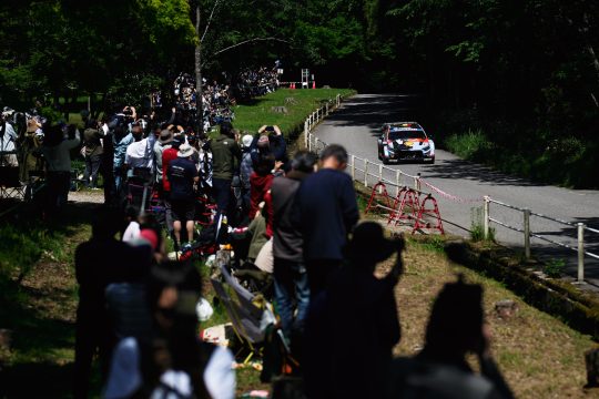 Der Hyundai von Thierry Neuville/Martijn Wydaeghe in einer Kurve vor Publikum