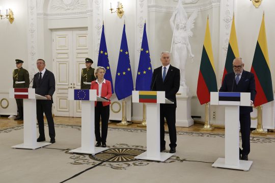 Der lettische Präsident Edgars Rinkevics, EU-Kommissionspräsidentin Ursula von der Leyen, der estnische Präsident Alar Karis und der litauische Präsident Gitanas Nauseda bei der Pressekonferenz in Vilnius