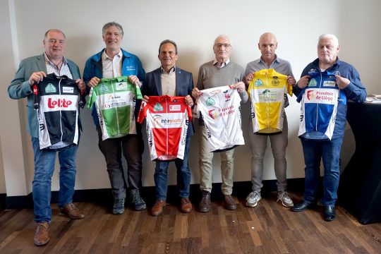 Alain Stellmann (Bürgermeister Burg-Reuland), Néckel Polfer (Bürgermeister Weiswampach), Jean Lafleur (Sportschöffe Burg-Reuland), Georges Sauvage (Organisationsteam), Fernand Massen (Shopping Center Massen) und Triptyque-Präsident Christian Lebeau posieren mit Radfahrer-Trikots