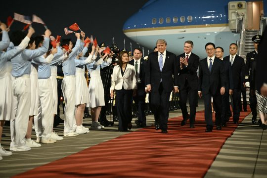 US-Präsident Trump nach seiner Ankunft am Flughafen von Peking