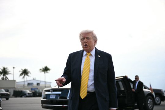Donald Trump spricht auf dem Palm Beach International Airport mit Reportern