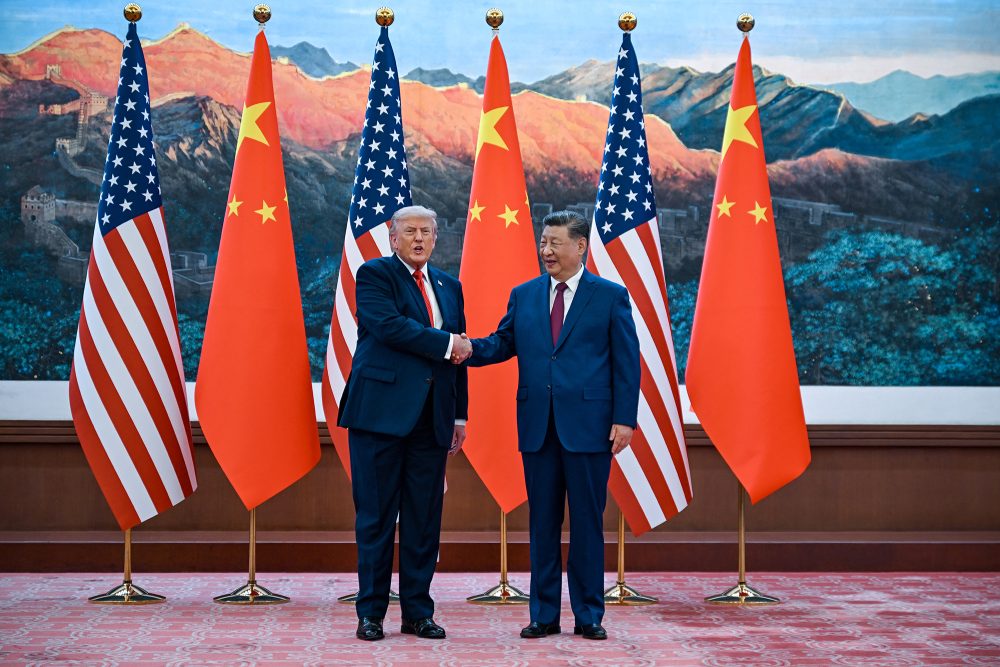 US-Präsident Donald Trump und Chinas Staatschef Xi Jinping reichen sich die Hände