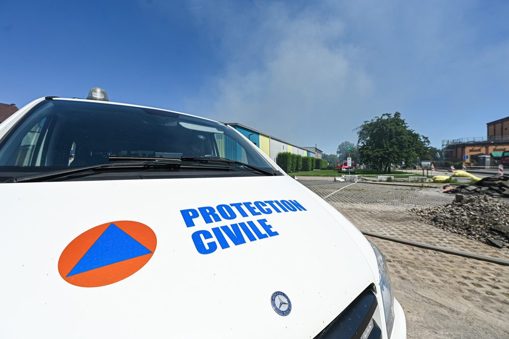 Ein Fahrzeug des Zivilschutzes in Tubize vor dem Fabrik, in der es gebrannt hatte