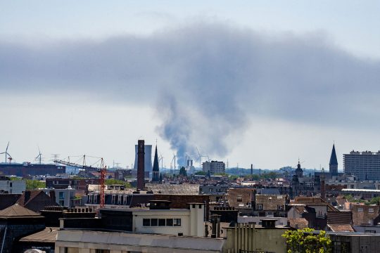 Rauchsäule am Horizont durch Großbrand in Tubize