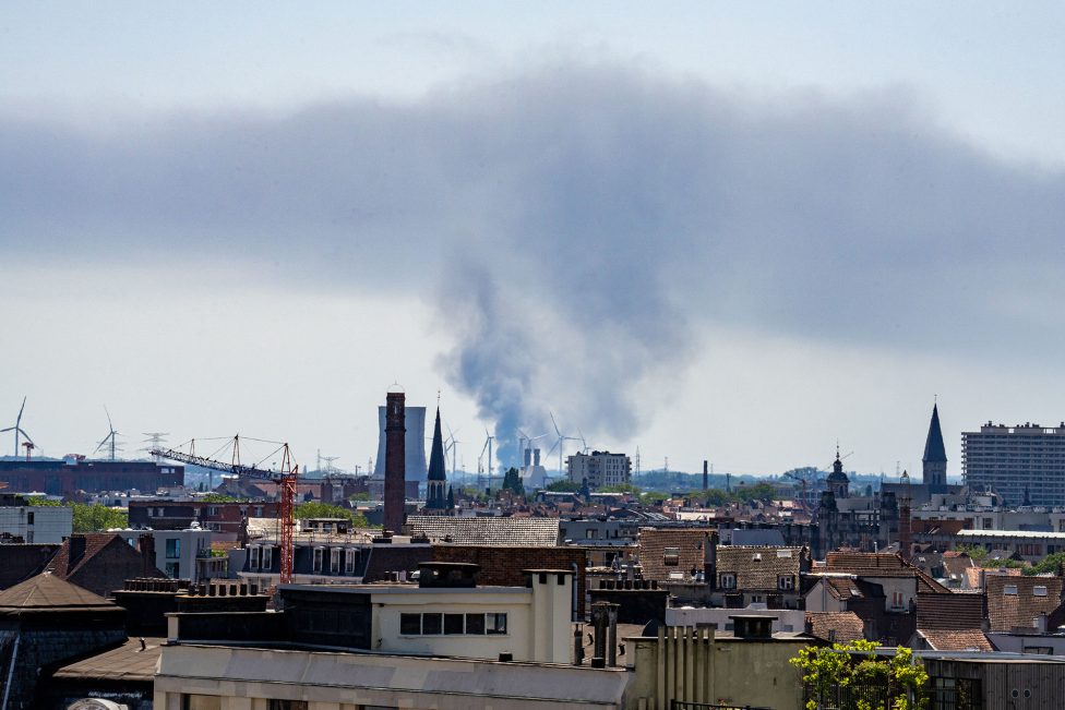 Rauchsäule am Horizont durch Großbrand in Tubize