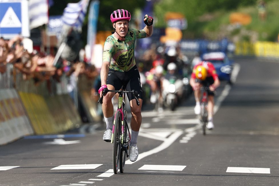 Michael Valgren gewinnt die 17. Giro-Etappe und jubelt im Ziel