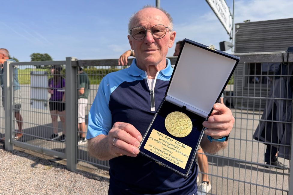 Peter Thomé präsentiert die Goldene Verdienstmedaille