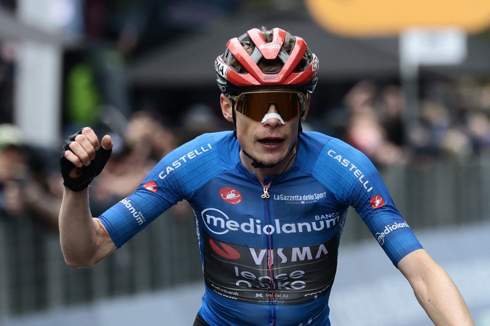 Jonas Vingegaard fährt jubelnd über die Ziellinie
